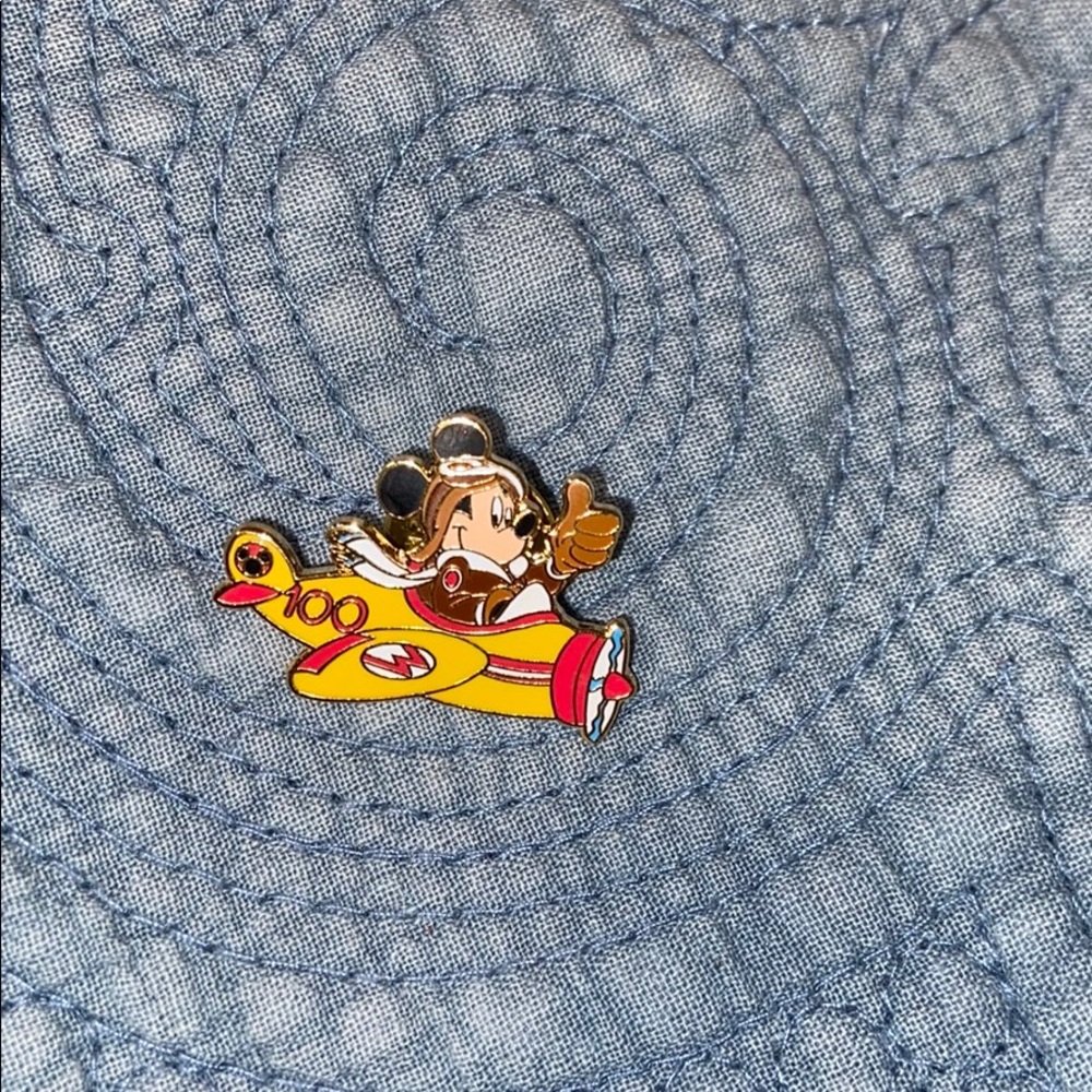 Disney Mickey Mouse airplane pilot trading pin